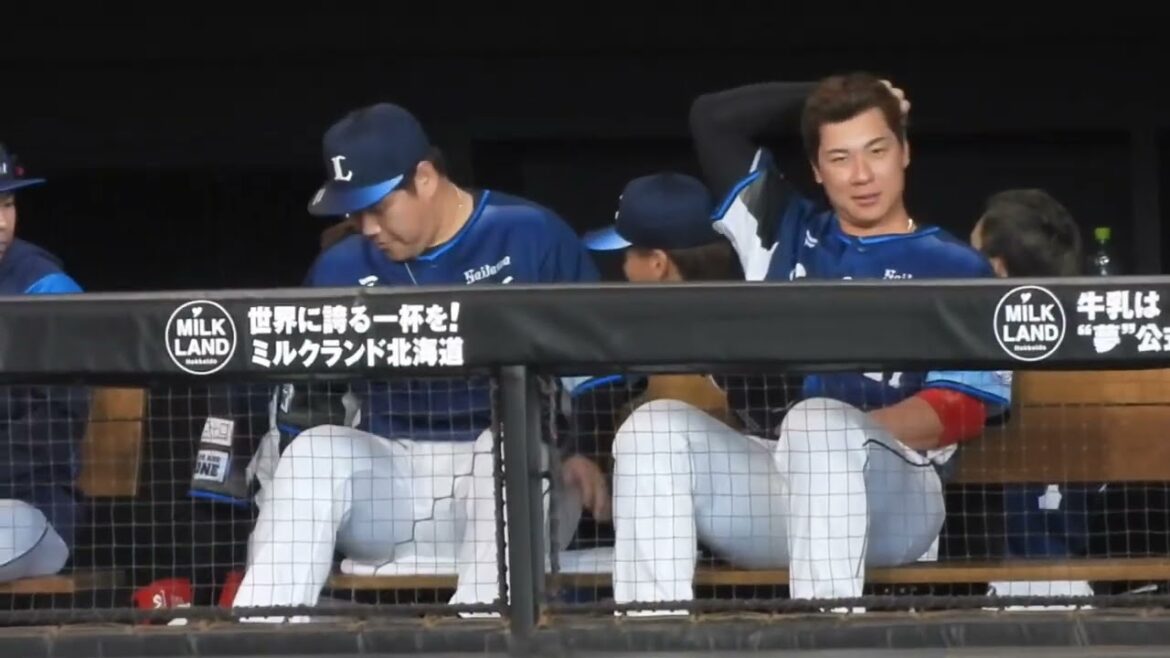 "お尻を柔らかくしたいおかわり君"西武、中村剛也がベンチで待機中　日本ハム対西武ライオンズ　エスコンフィールド北海道