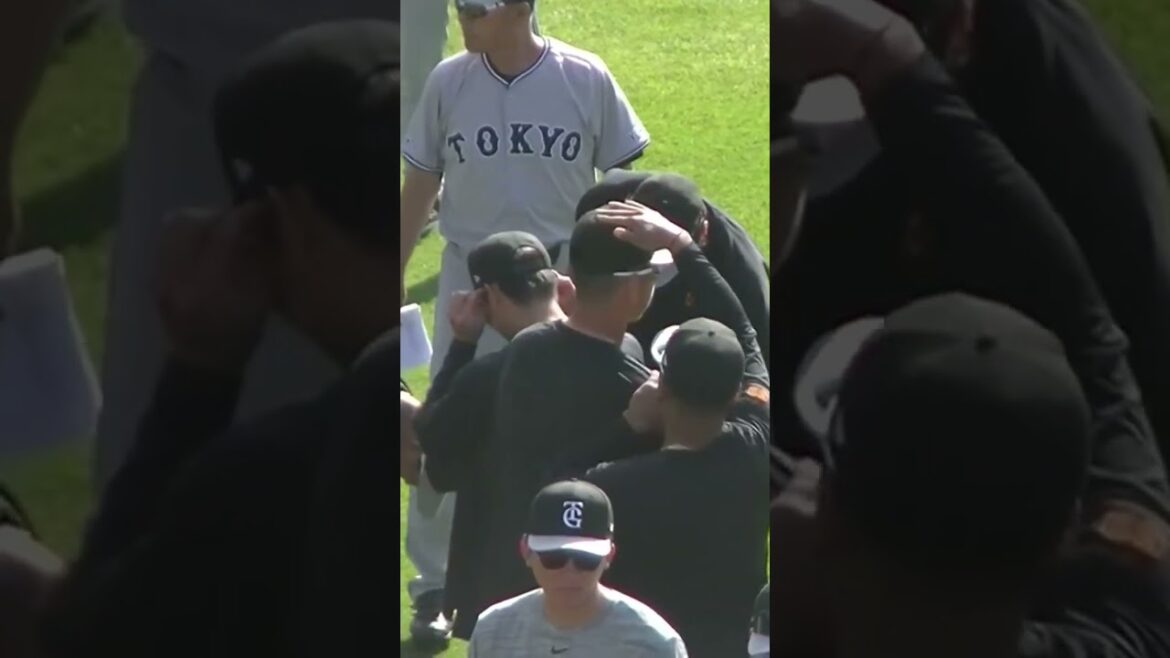 巨人 秋広優人の頭を撫で撫でするオコエ瑠偉など練習開始前の様子〜読売ジャイアンツ春季キャンプ2024年2月22日