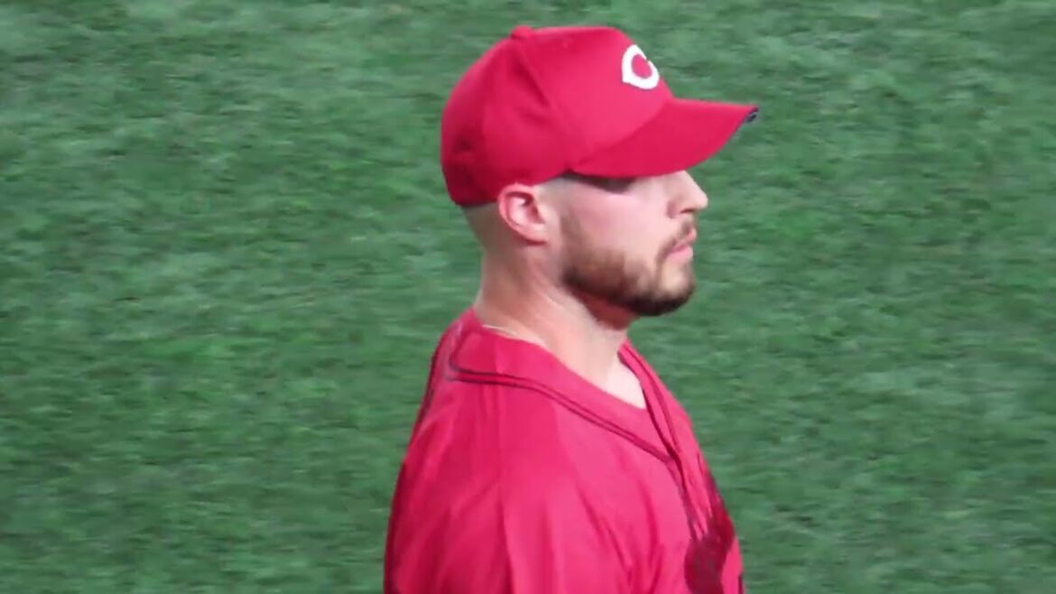 カープ先発ハッチ　ラグビーボールで投球練習～