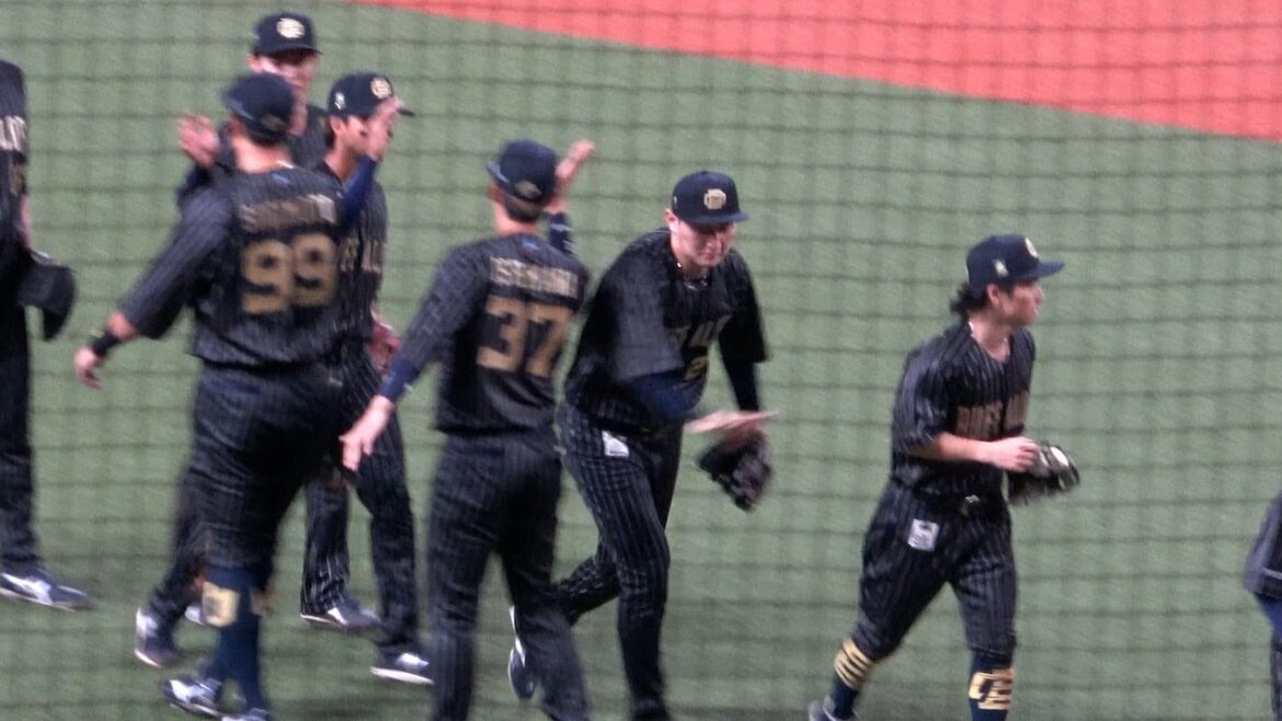 今季初連勝の瞬間！石川亮のお尻を思いっきりタッチする紅林弘太郎！