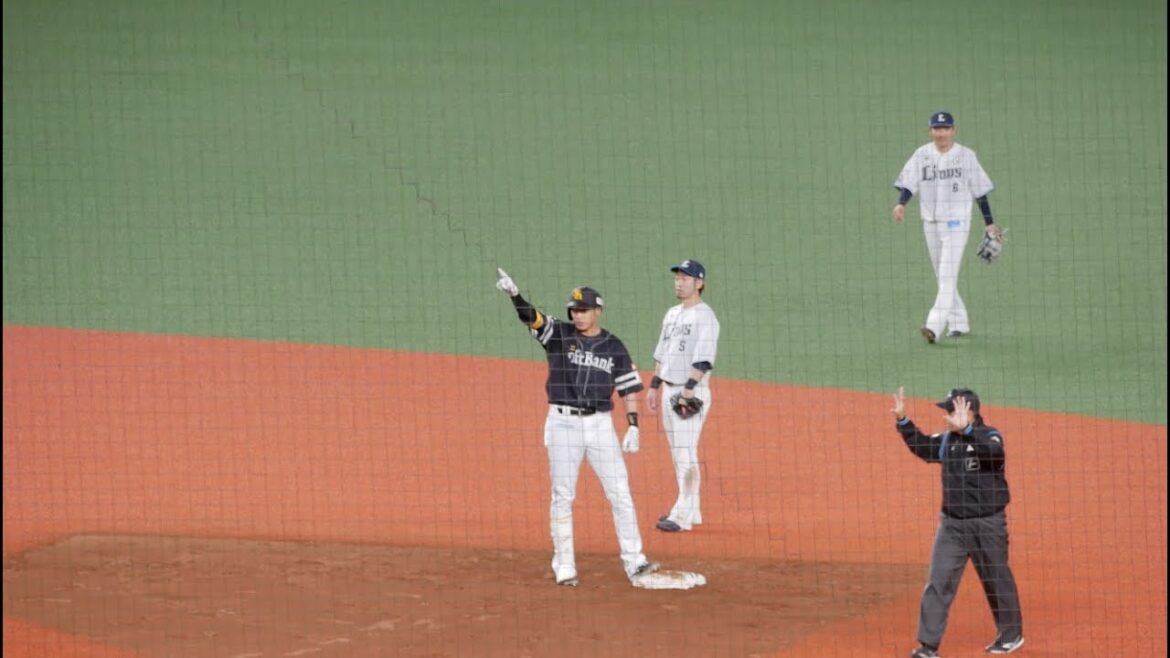 ポーズも決まった！ 福岡ソフトバンクホークス 柳田悠岐 同点タイムリーツーベースヒット（2024.4.12）