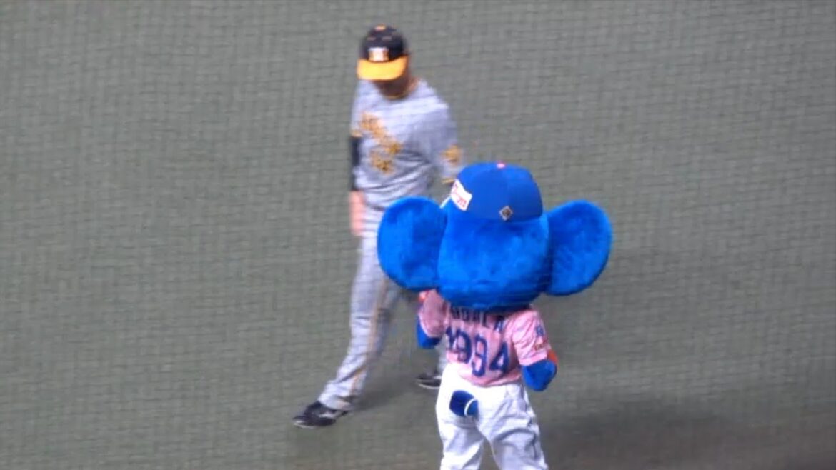 ドアラ　原口文仁 小幡竜平ら阪神の選手たちにもピンクの昇竜ユニフォームを自慢する　中日ドラゴンズVS阪神タイガース　2024/04/13