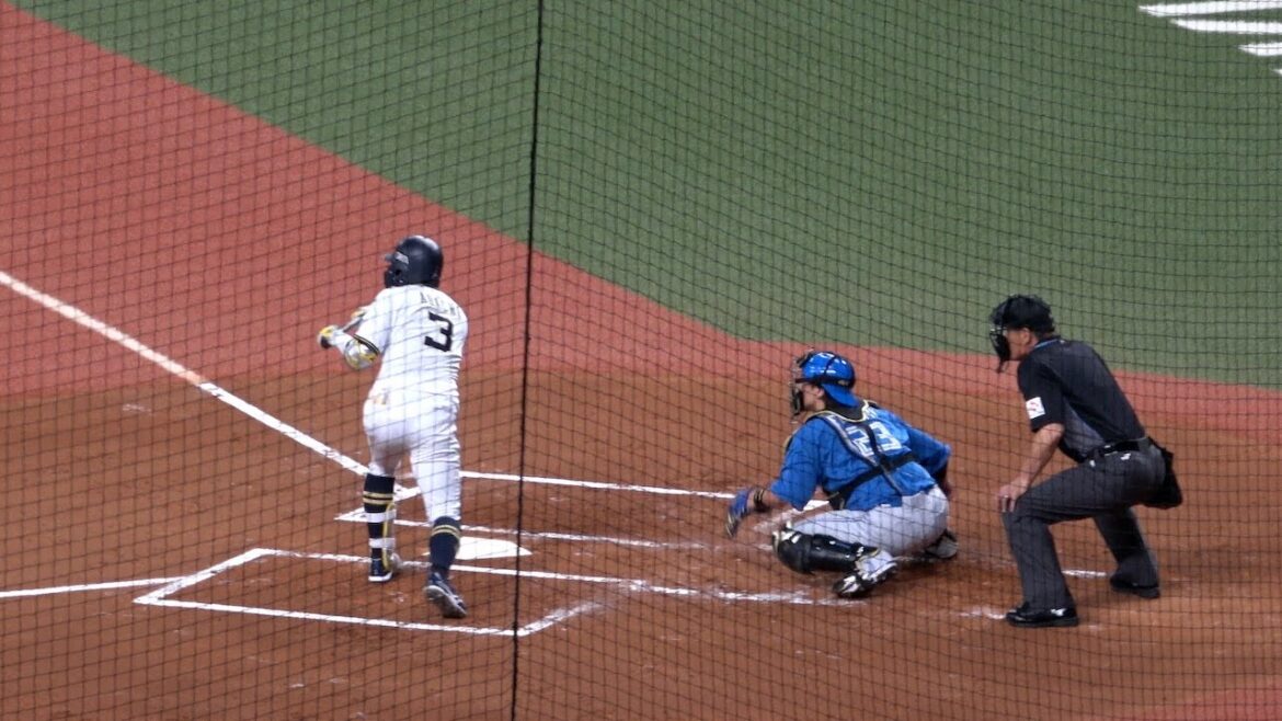 これぞいぶし銀！相手バッテリーを揺さぶりバントを決めた安達了一！