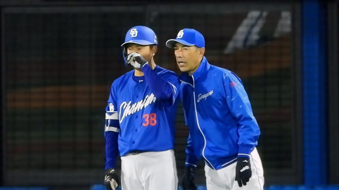 【立浪監督・和田コーチの見事な連携】ネクストで待機の松葉に近寄り打撃アドバイスを送る和田コーチ。直後の打席でタイムリーヒット 2024.4.10