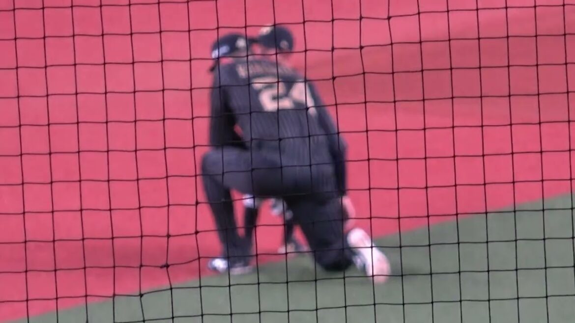 審判に挨拶する坊主頭の紅林弘太郎