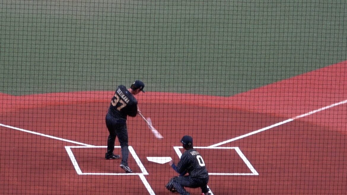 【始球式】クセ強めなフォームの打者・石川亮と打席の土をきちんと整える捕手・渡部遼人