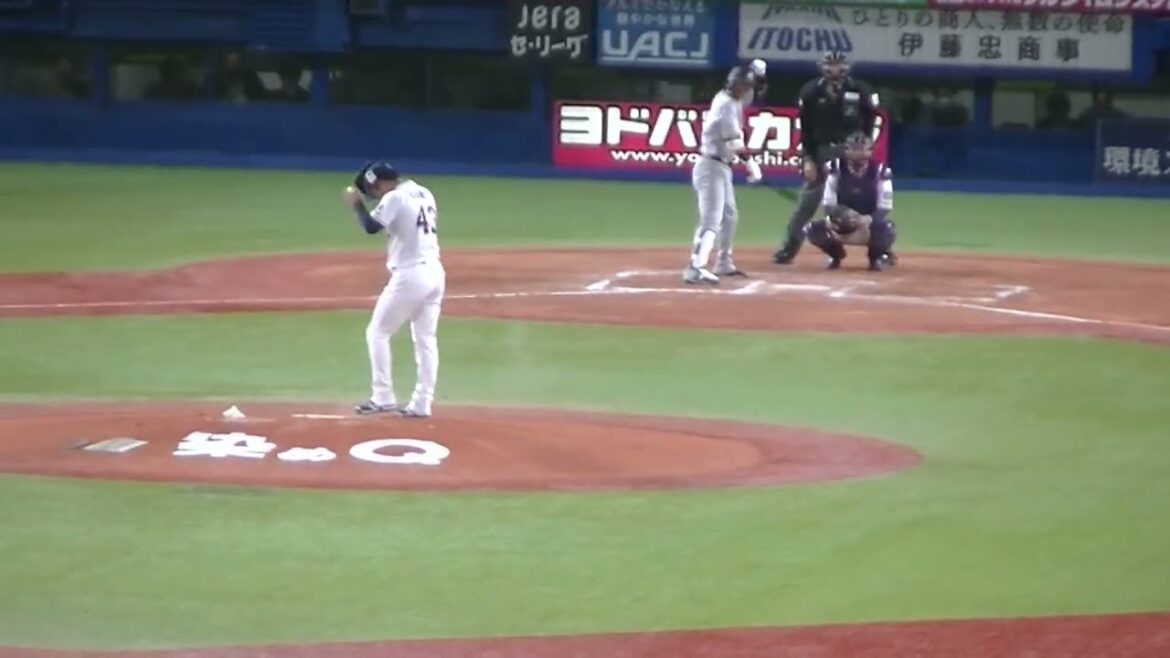 萩尾匡也を抑え 吉川尚輝の打球 武岡龍世が華麗なプレー（2024年4月11日 ヤクルトスワローズ 対 読売ジャイアンツ）