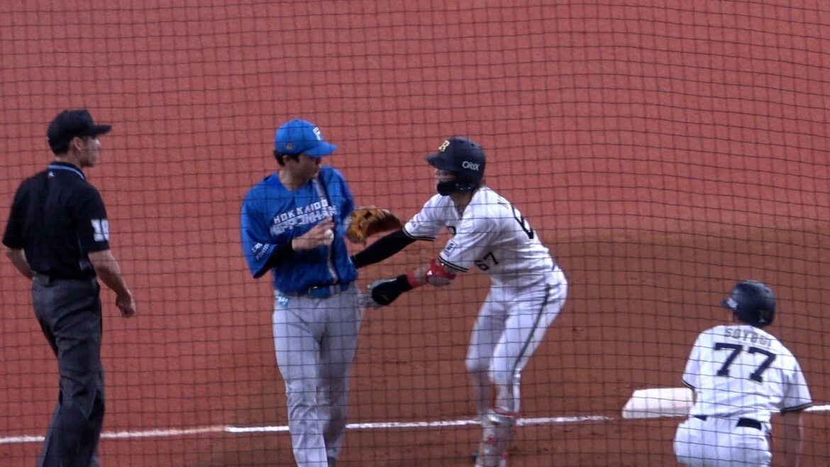 三塁で交錯してしまい相手を気遣うオリックス中川圭太とそれに応える日ハム郡司裕也