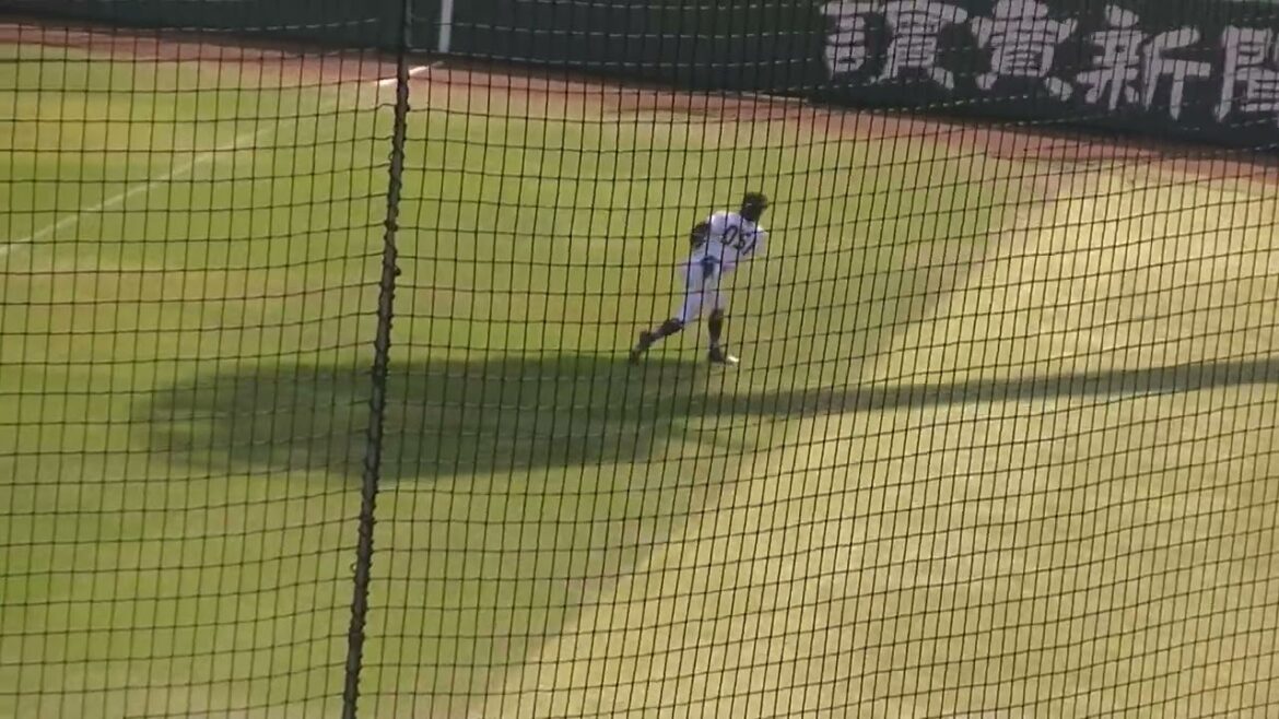 アンダーで肩を作る舟越秀虎（読売ジャイアンツ対 日本ハムファイターズ 2軍戦2024年4月16日）