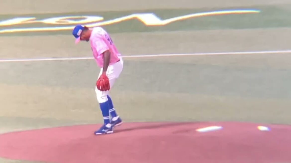 始球式をマウンドの後ろから見つめるメヒア(2024/4/13)