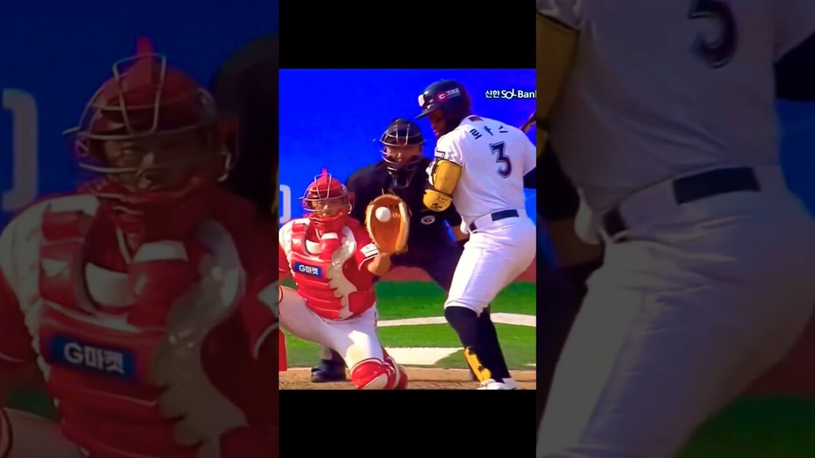 로하스의 남다른 배트(?)에 놀라 도루를 허용하고 말았습니다