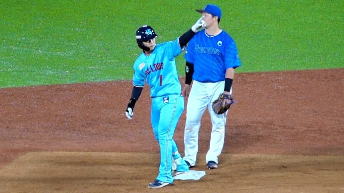 長岡秀樹レフトオーバーのタイムリーツーベース！ベンチへ決めポーズ！2024/04/20 東京ヤクルトスワローズ