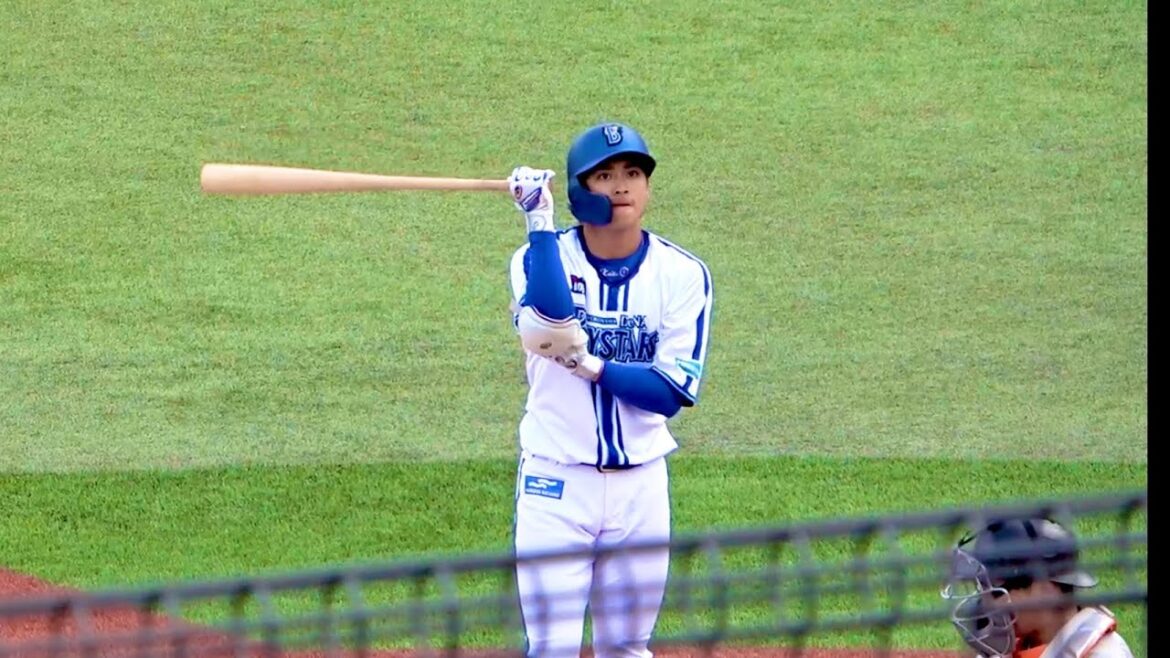 ファウルチップがお客さんに直撃し、心配そうにする森敬斗 横浜DeNAベイスターズ 2024/4/20