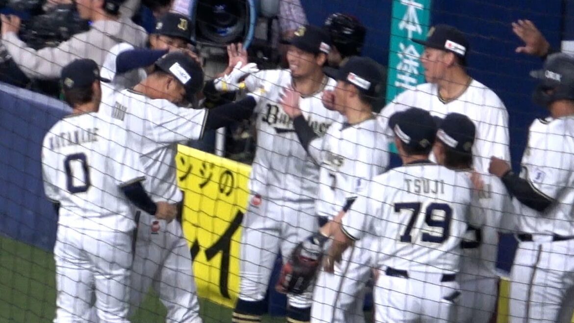 今季初打点の頓宮、手荒い祝福を受ける