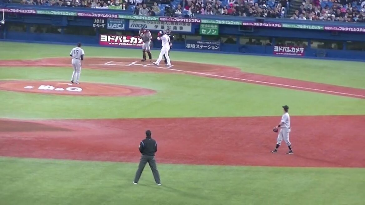 塩見泰隆を打ち取るジャイアンツ菅野智之（2024年4月11日 ヤクルトスワローズ 対 読売ジャイアンツ）