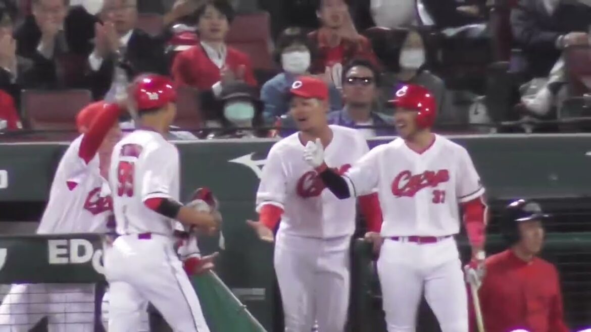 おめでとう、念願のプロ初安打の二俣翔一！記念ボールを手に、チームのみんなから祝福される！2024年4月19日