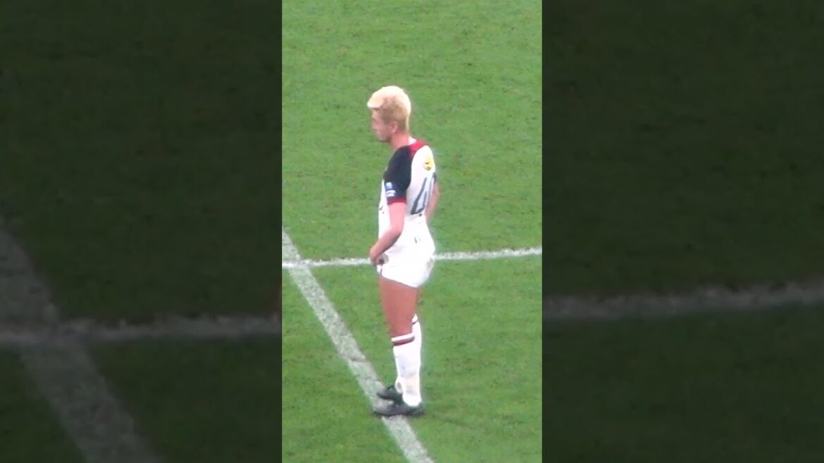 2失点目をモニターで確認する鈴木優磨 | 2024J1第7節 FC東京 2-0 鹿島アントラーズ | Kashima Antlers