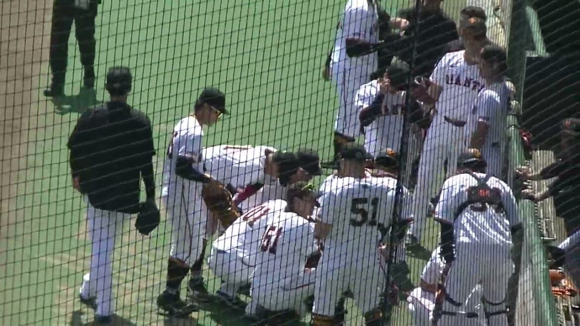 ノックを終え円陣組む巨人2軍 声出しは郡拓也（読売ジャイアンツ対 日本ハムファイターズ 2軍戦2024年4月16日）