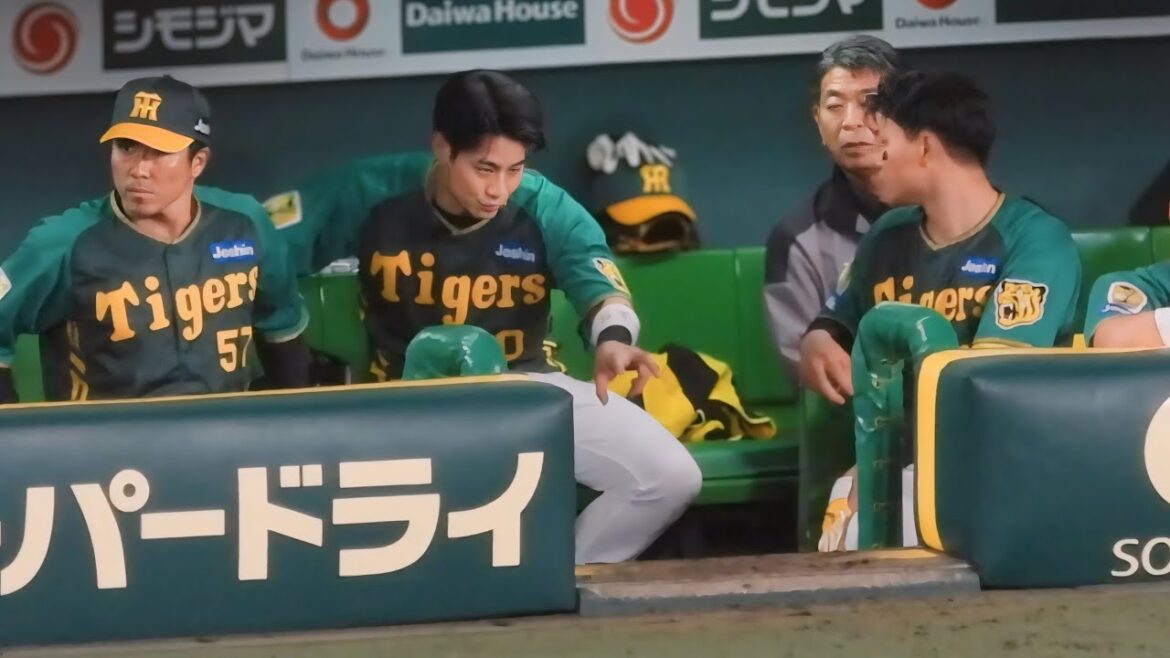 【こう来るイメージ】相手投手の独特な球筋についてジェスチャーを交えながら何度も森下に伝える木浪 2024.4.17