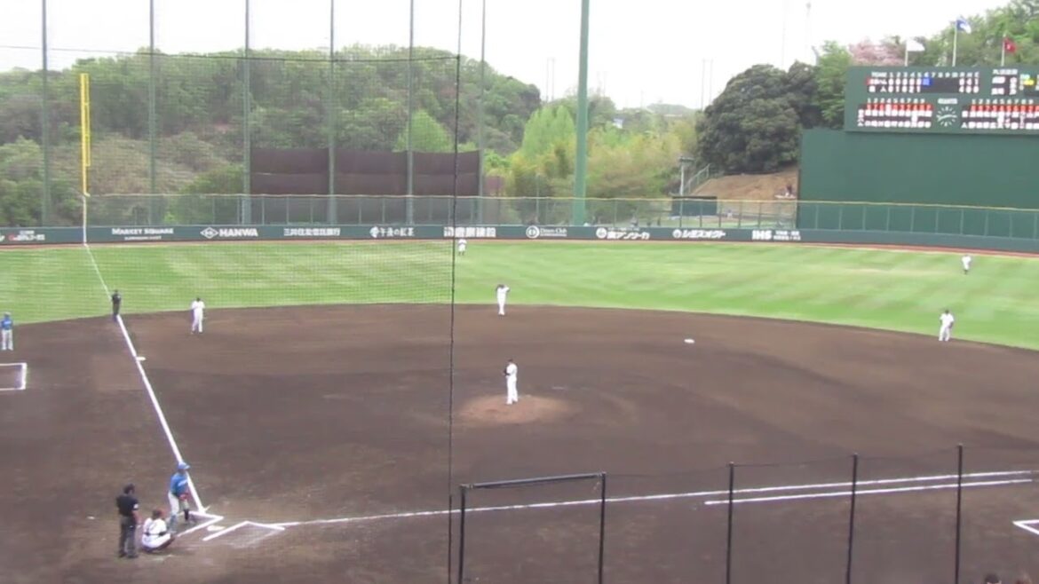 有薗直輝をセカンドゴロに打ち取る戸田懐生＜読売ジャイアンツ 対 日本ハムファイターズ 2024年4月18日＞