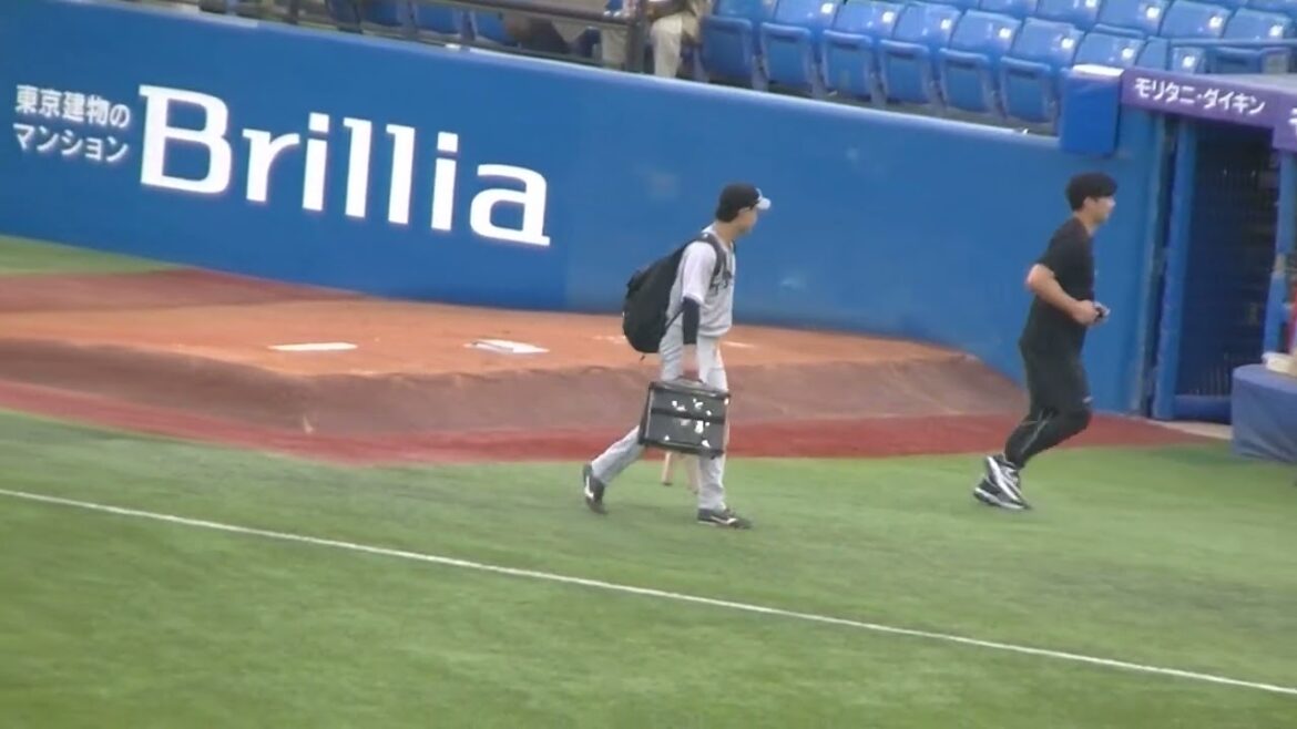 ベンチ外なので練習だけして試合前に帰る中山礼都 なんか寂しそう（ヤクルトスワローズ対 読売ジャイアンツ2024年4月11日）