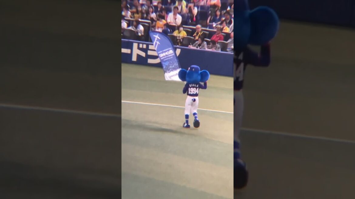 ファンに手を振るドアラ(2024/4/14)