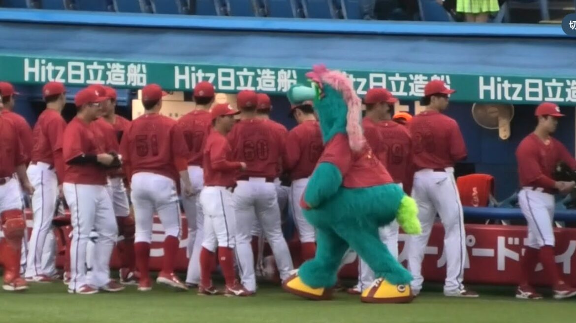 スライリー、広島東洋カープの試合前円陣に参加する 2024/4/23