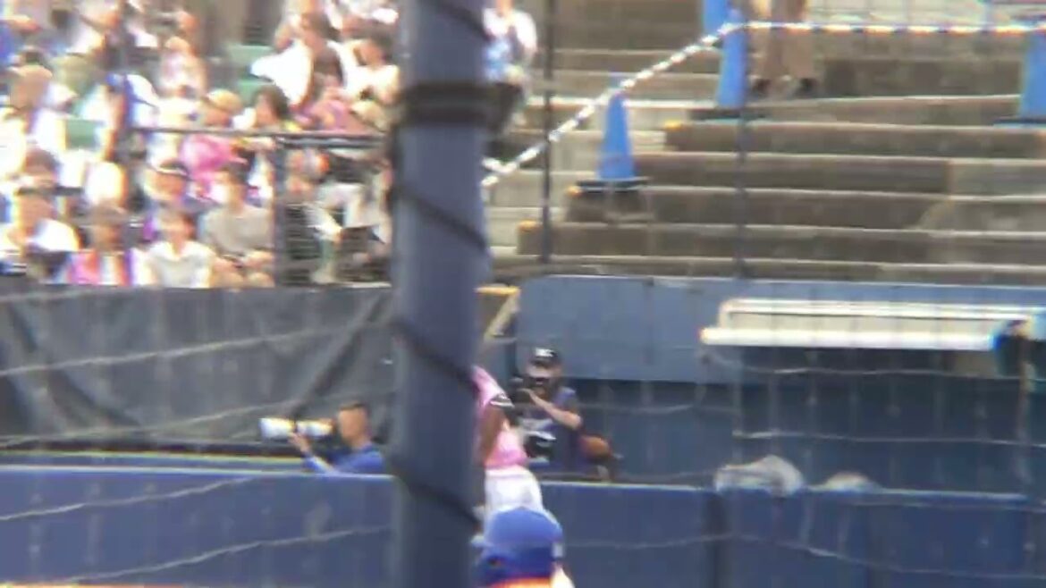 ファーム ライトへの犠牲フライを放つブライト(2024/4/20)