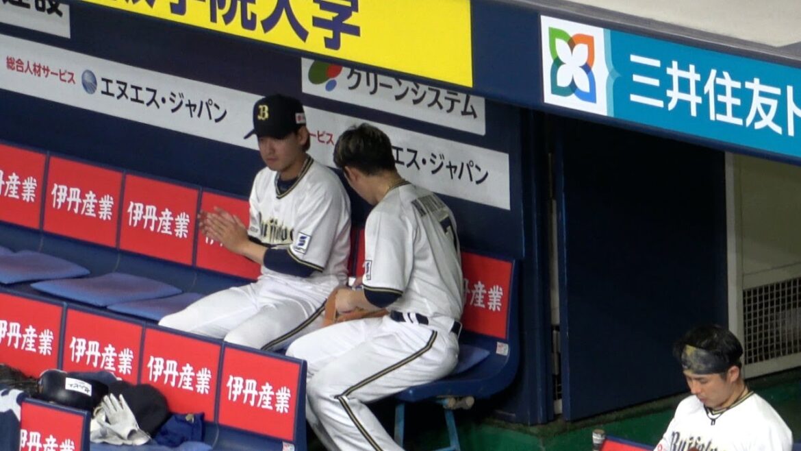 ヒットザハリセンの曲に合わせてリズムに乗る渡部遼人と手拍子をする西川龍馬