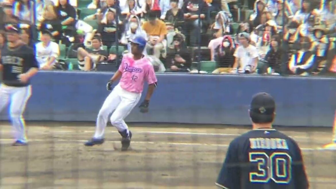 ファーム センターへ本日チーム初ヒットを放つブライト(2024/4/20)