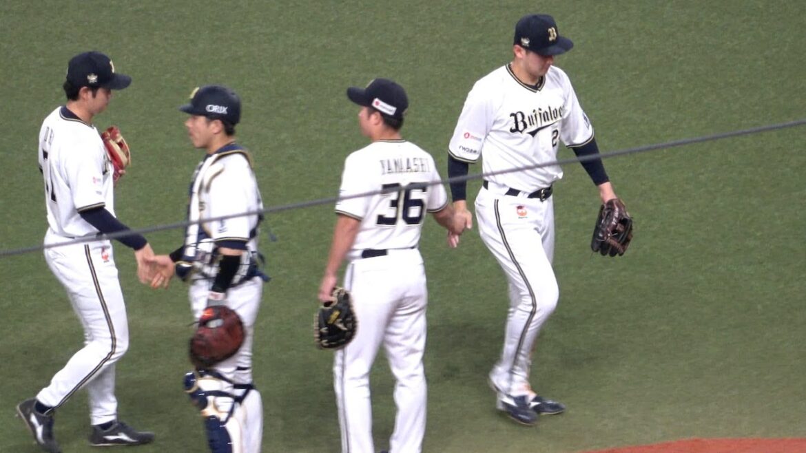 勝利のハイタッチで紅林の手をつかんで離さない若月健矢と山足達也