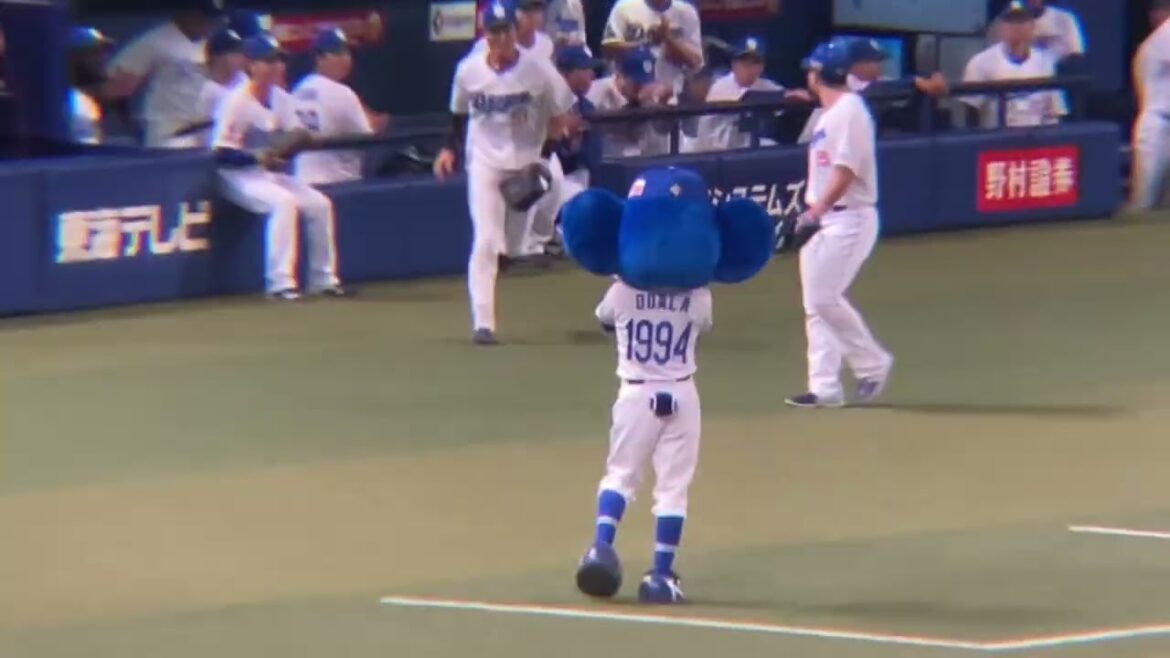 レフトなのにシート紹介で間違えてライトに行こうとする細川(2024/4/17)