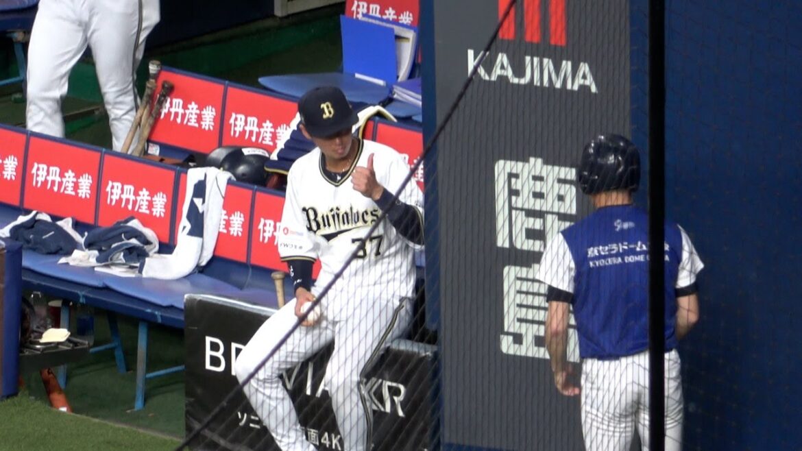 イニング間に新しいボールを準備する気配り上手な石川亮