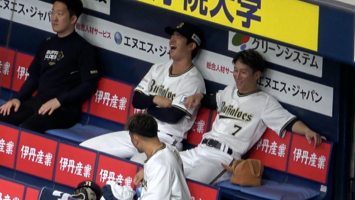 ベンチでハリセンタイムを楽しむオリックスファンの太田椋と西川龍馬