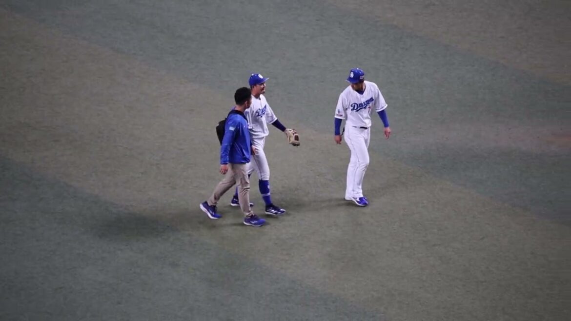 2024.04.16 高橋周平負傷交代…心配そうな堂上直倫コーチと村松開人