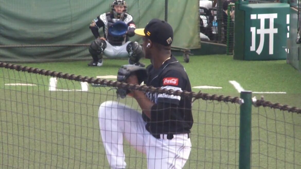 ソフトバンク モイネロが試合前にブルペンで投球練習　西武 vs ソフトバンク　2024年4月13日(土) ベルーナドーム