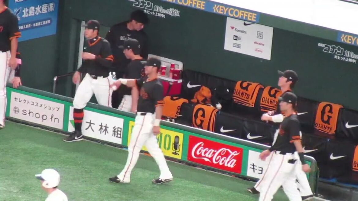 ピンチを見守る巨人ベンチの大城卓三 丸佳浩 小林誠司など＜読売ジャイアンツ 対 広島カープ 2024年4月13日＞