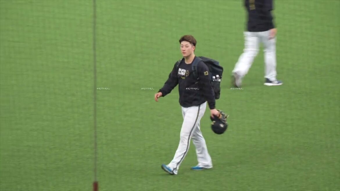 吉田輝星投手が歩いているだけ