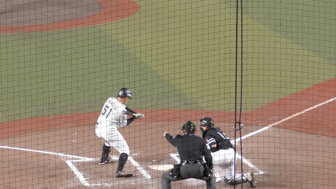 球審のスイング判定に呆然と立ち尽くす山口航輝　場内からブーイング　2024.4.23 ZOZOマリンスタジアム