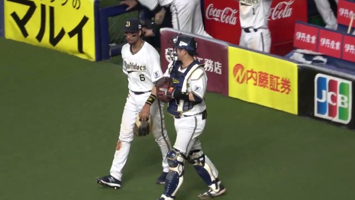 この日、ダメなプレーも良いプレーもあった宗に声をかけて軽く談笑する若月健矢