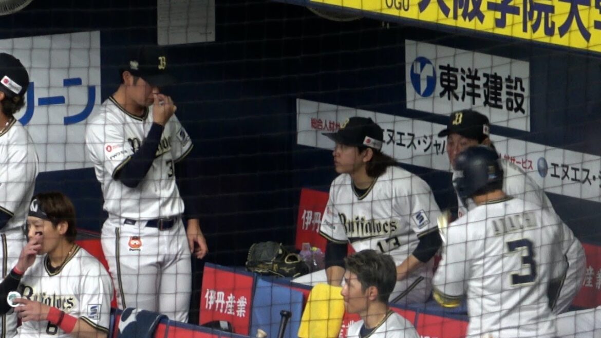 太田椋が座りたそうにしていることに気付いてすぐにスペースを空けた宮城大弥