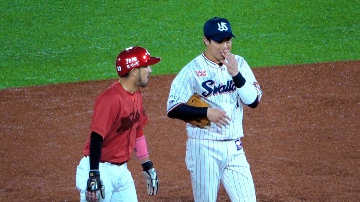 2塁ベース上で語り合う菊池涼介と山田哲人！野間峻祥のタイムリーでリードを2点に広げたカープ！2024/04/25 広島東洋カープ×東京ヤクルトスワローズ