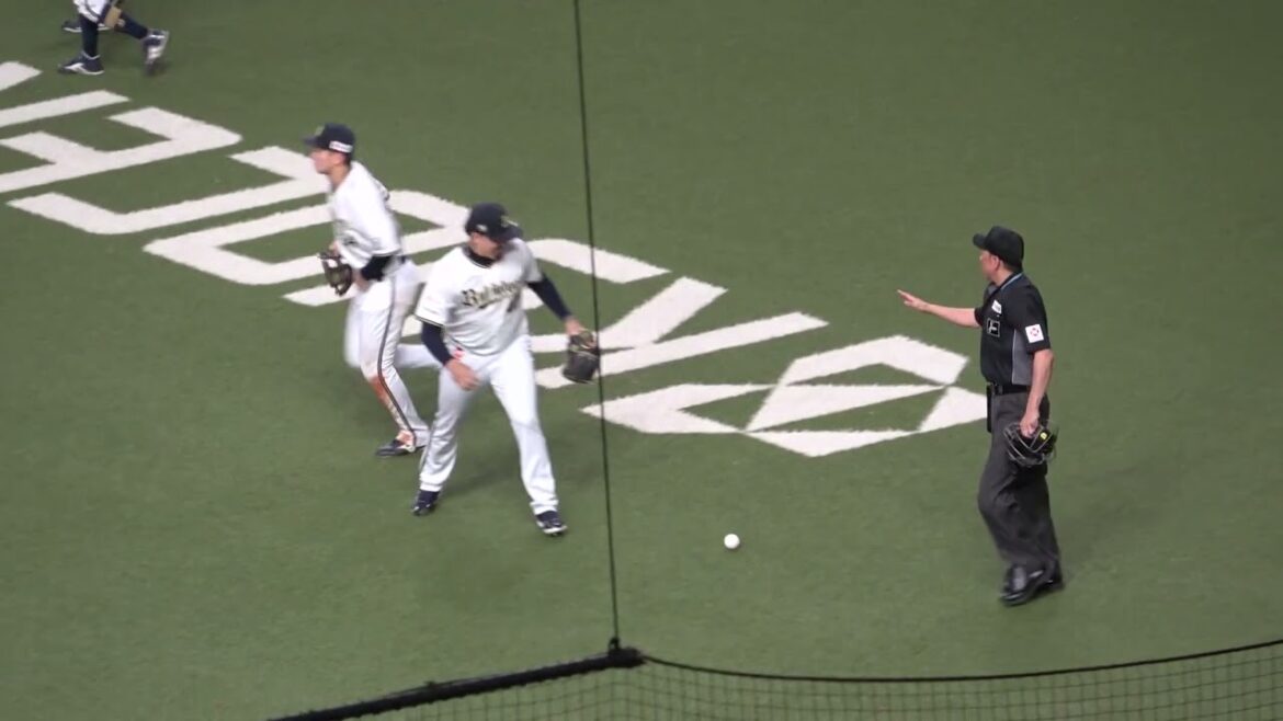 送球が逸れてしまい落球しても気にせず球審に笑顔を向けるマチャド