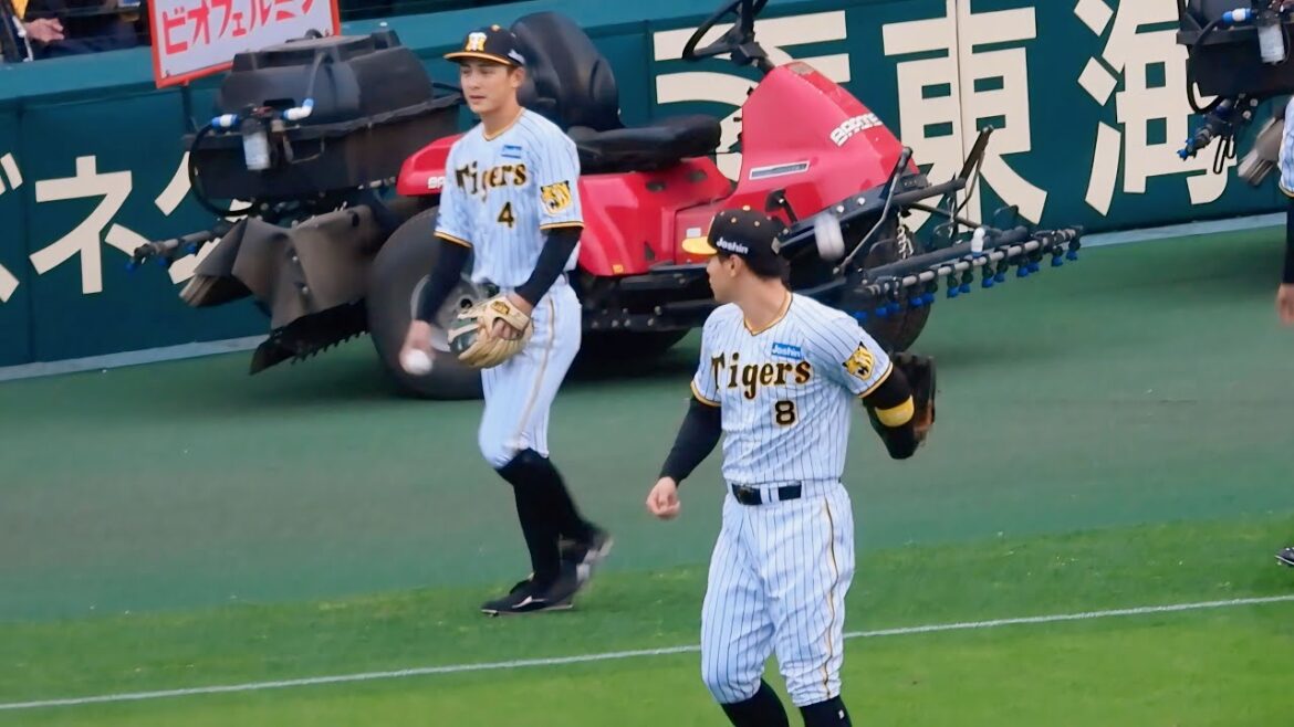 【曲芸技披露】背面グラブトスで歩いている熊谷にドンピシャ送球する佐藤輝明 2024.4.26