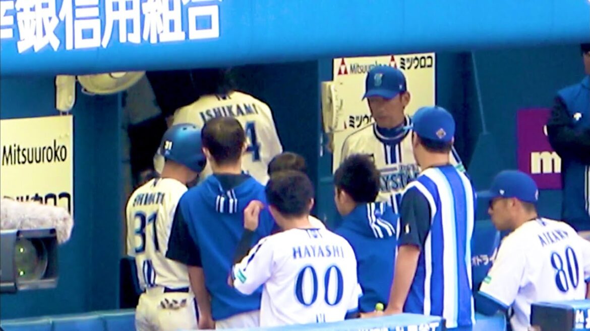 俯く山本祐大に駆け寄るトレーナー、ファウルチップもろにくらった影響かなぁ.. 三浦監督も裏から駆けつけてるし、大事にいたならければいいんだけど… 横浜DeNAベイスターズ 2024/4/27