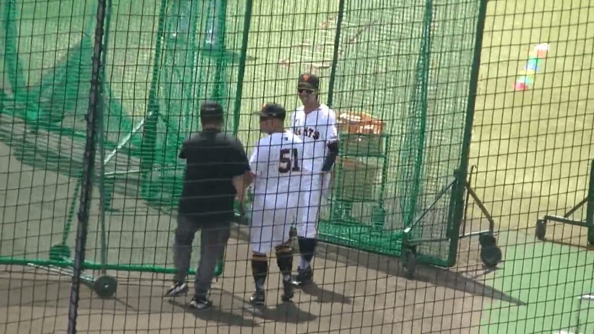 お片付けする浅野翔吾や楽しそうに浅野翔吾と話す舟越秀虎（読売ジャイアンツ対 日本ハムファイターズ 2軍戦2024年4月16日）