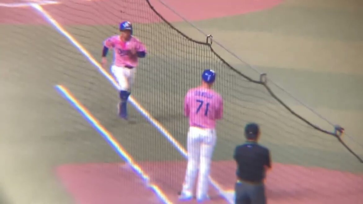 反撃の狼煙となる四球を選び直倫とグータッチをする幹也(2024/4/13)