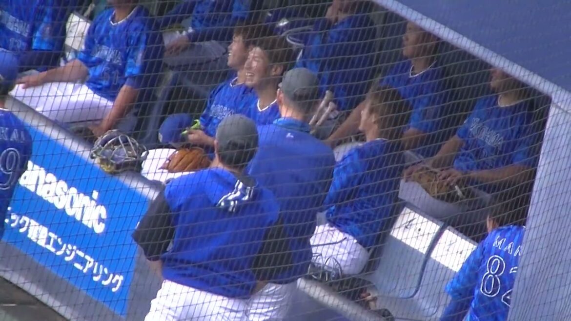 神里和毅と話したりする筒香嘉智（2024年4月23日 日本ハムファイターズ対 横浜DeNAベイスターズ 2軍）