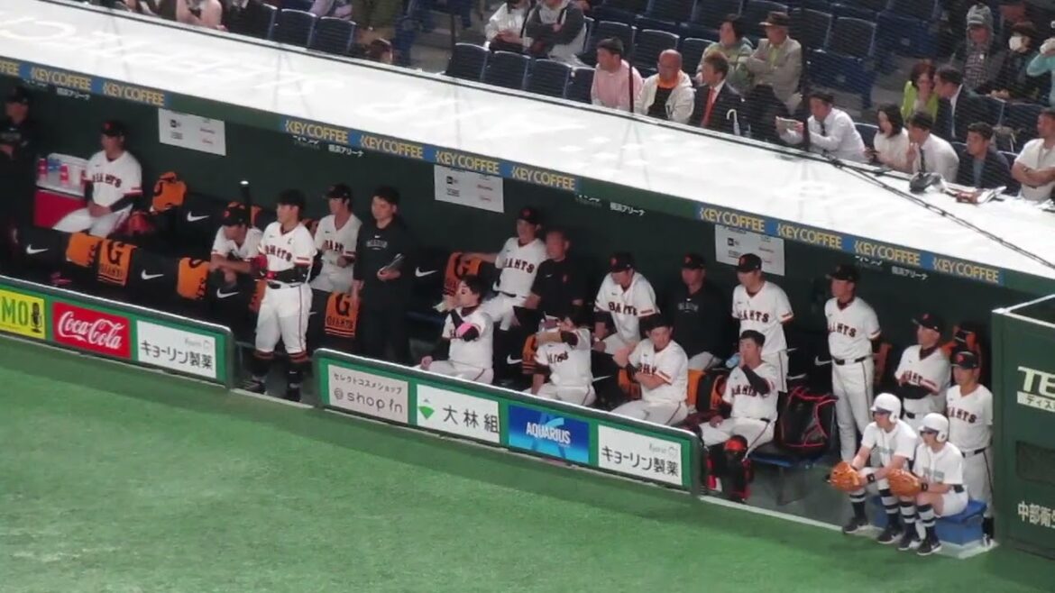 ベンチで涌井秀章にタイミング合わす岡本和真など（読売ジャイアンツ対 中日ドラゴンズ2024年4月24日）