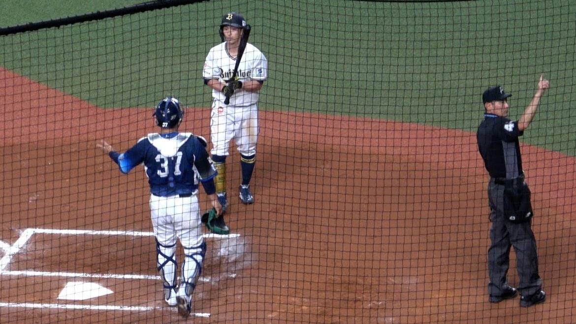 ライオンズベンチからの指示が出て柘植捕手から申告敬遠を告げられた打撃絶好調の福田周平